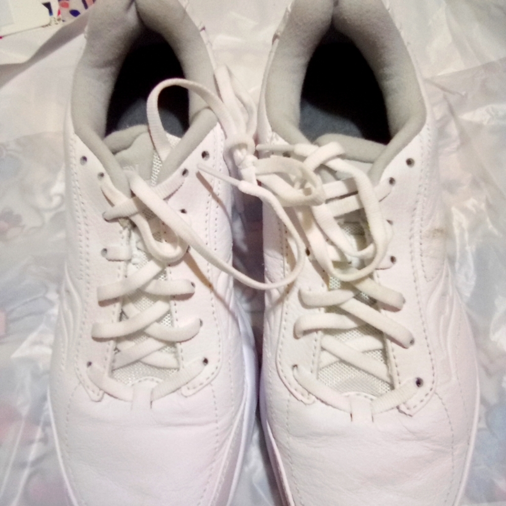 Women's walking/track shoes